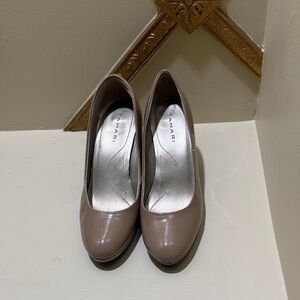 Tahari Elegant Beige Heels